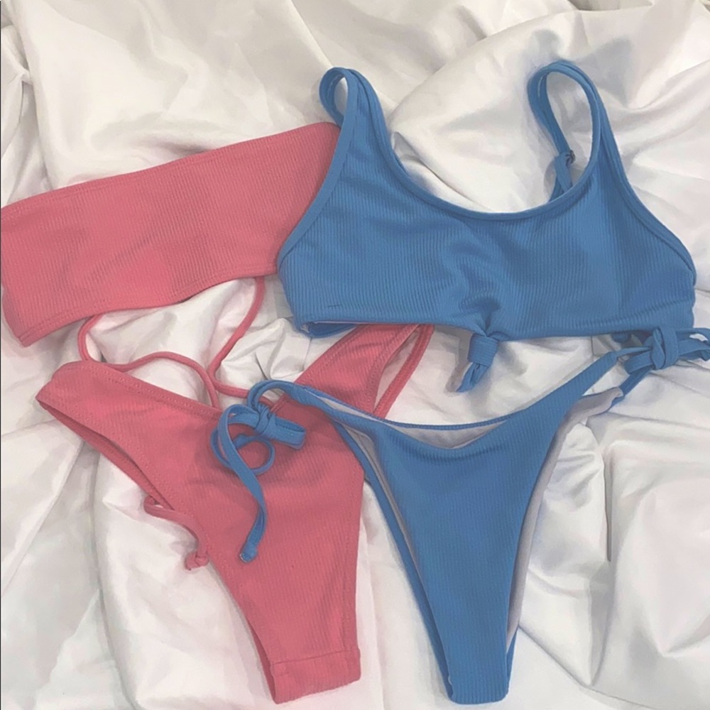 2 bikinis sets